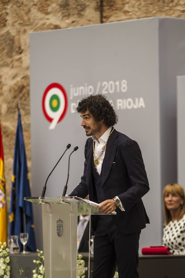 Acto de entrega de la Medalla de La Rioja a la Fundación Pioneros y a la Asociación de Amigos de las Crónicas Najerenses y distinciones para Pablo Sáinz Villegas como Riojano Ilustre y a Alberto Corazón como Riojano de Honor en el acto institucional del Día de La Rioja, que se ha celebrado en el Monasterio de Yusor, en un acto presentado por la periodista Graciela Martínez.