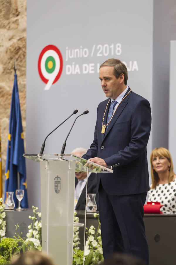 Acto de entrega de la Medalla de La Rioja a la Fundación Pioneros y a la Asociación de Amigos de las Crónicas Najerenses y distinciones para Pablo Sáinz Villegas como Riojano Ilustre y a Alberto Corazón como Riojano de Honor en el acto institucional del Día de La Rioja, que se ha celebrado en el Monasterio de Yusor, en un acto presentado por la periodista Graciela Martínez.