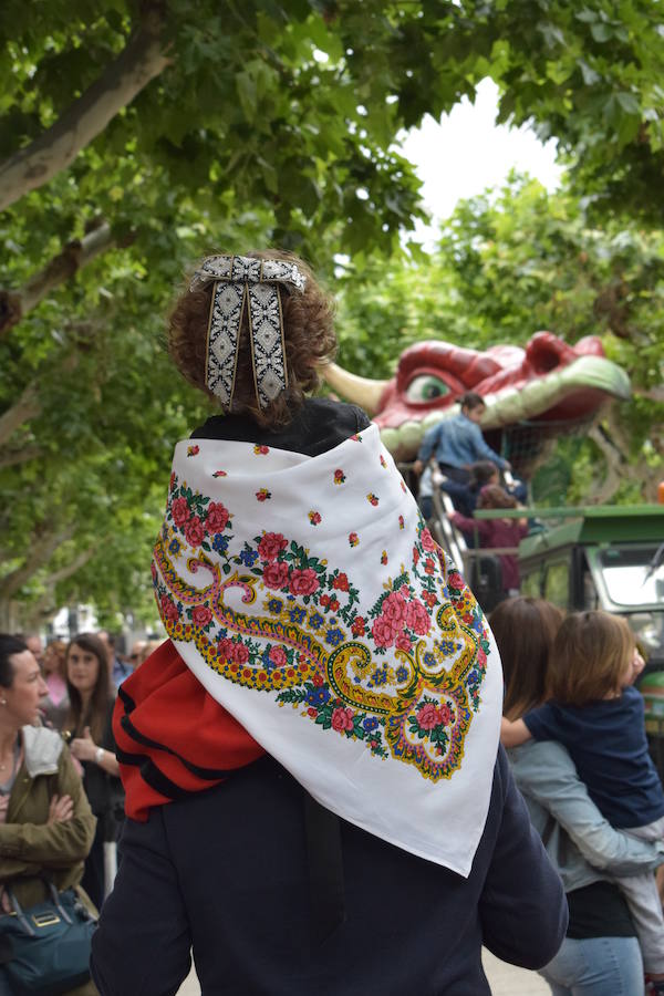 La convocatoria en el Ayuntamiento ha reunido a jóvenes y mayores para ver a los gigantes y cabezudos desfilar y bailar por las calles de Logroño. 