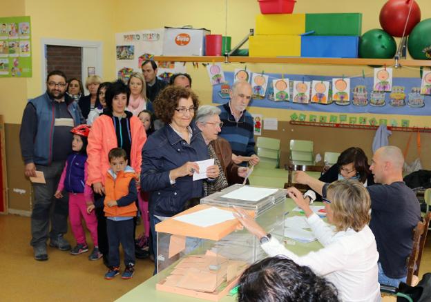 Votación en un colegio electoral de Santo Domingo, en el 2015. :: albo