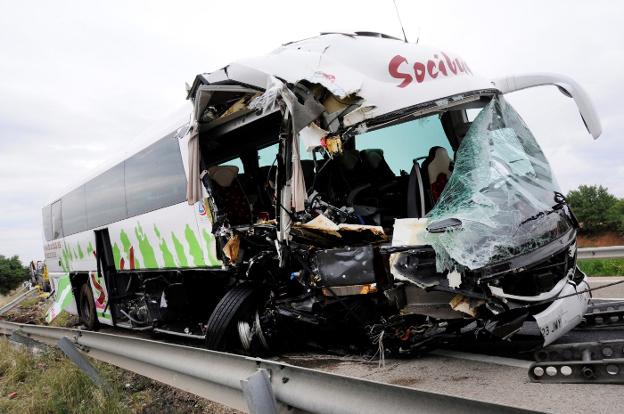 Estado en el que quedó el autobús siniestrado ayer en la provincia de Toledo. :: Ismael Herrero / efe