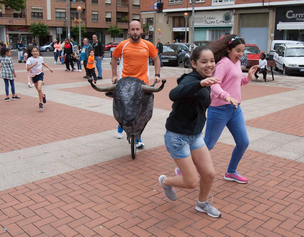 Degustación de bollo preñado a favor de Proyecto Hombre en el parque de La Cometa de Logroño con participación de El Torico y Batukada y la Asociación de Vecinos de la Carretera de El Cortijo.