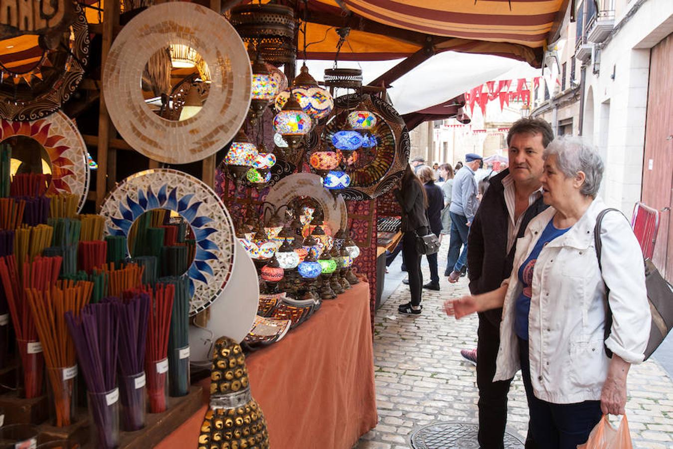 El latido de la calle con un singular mercado renacentista que sorprende por vistosidad, colorido, y que es un regalo para los sentidos. 