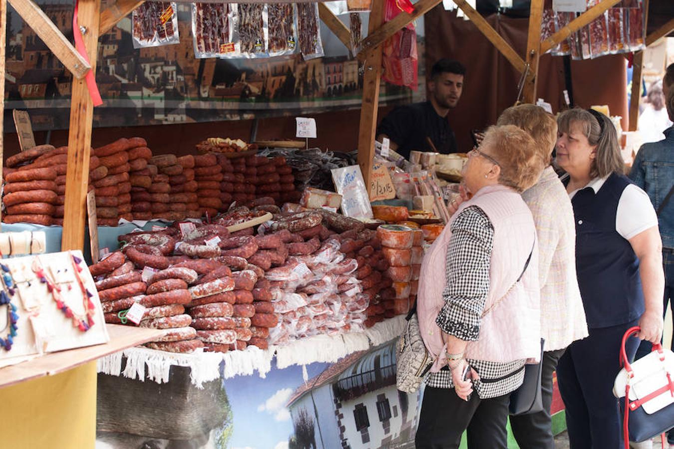 El latido de la calle con un singular mercado renacentista que sorprende por vistosidad, colorido, y que es un regalo para los sentidos. 