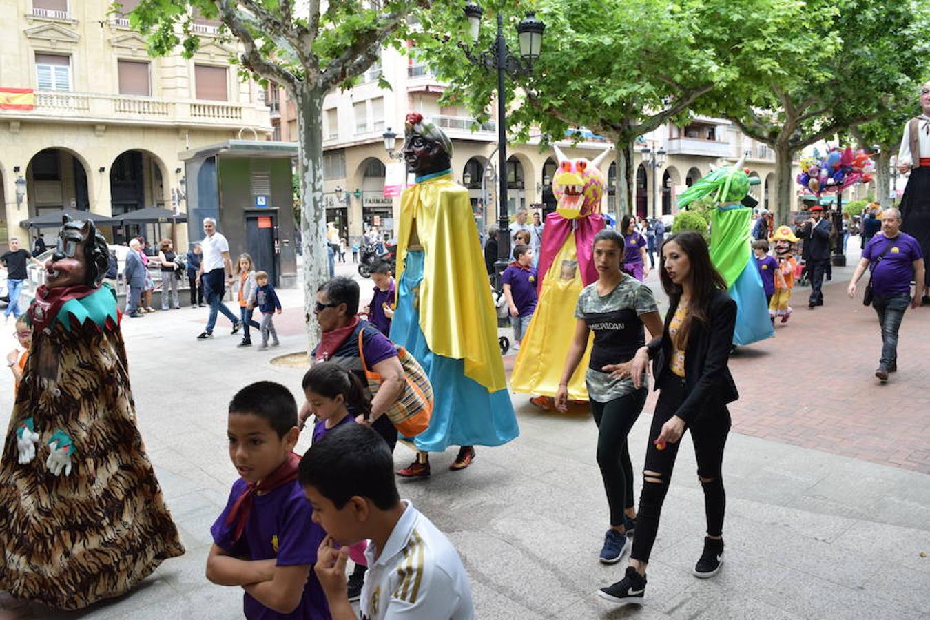 La convocatoria en el Ayuntamiento ha reunido a jóvenes y mayores para ver a los gigantes y cabezudos desfilar y bailar por las calles de Logroño. 