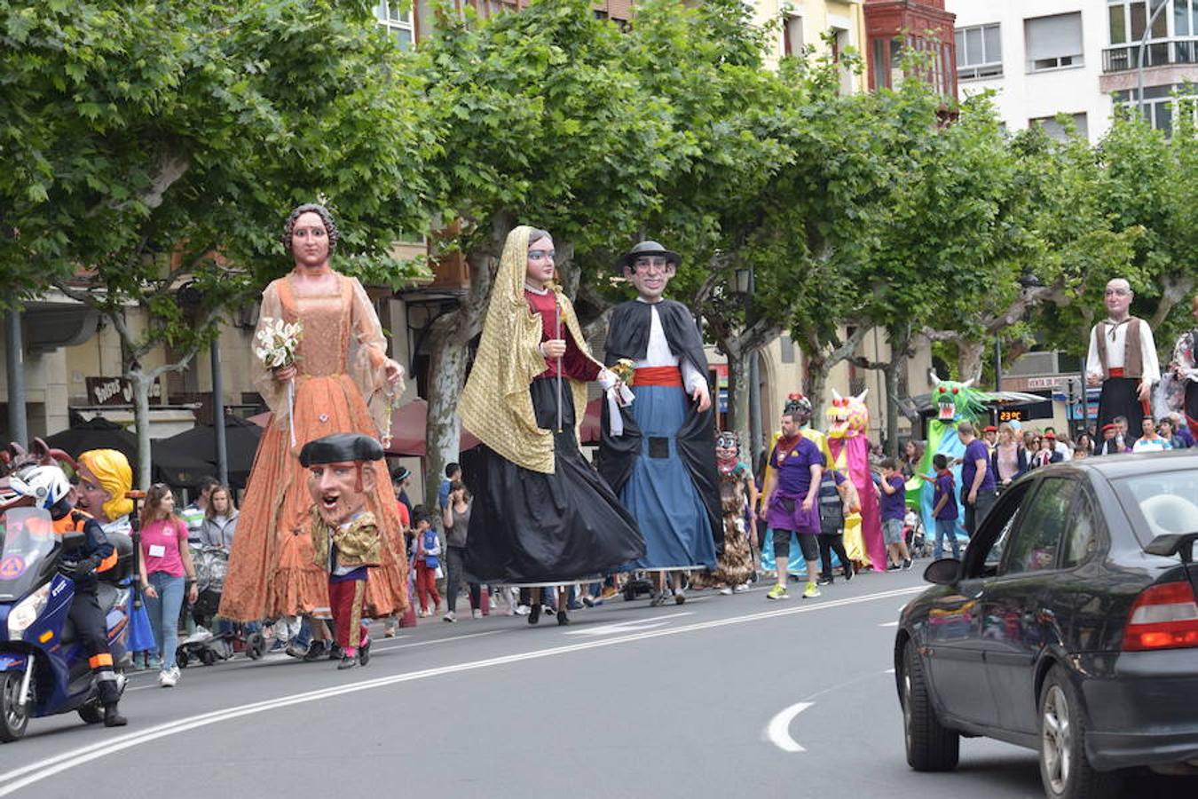 La convocatoria en el Ayuntamiento ha reunido a jóvenes y mayores para ver a los gigantes y cabezudos desfilar y bailar por las calles de Logroño. 