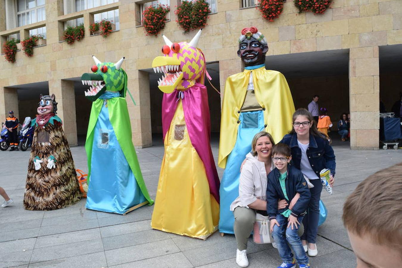 La convocatoria en el Ayuntamiento ha reunido a jóvenes y mayores para ver a los gigantes y cabezudos desfilar y bailar por las calles de Logroño. 