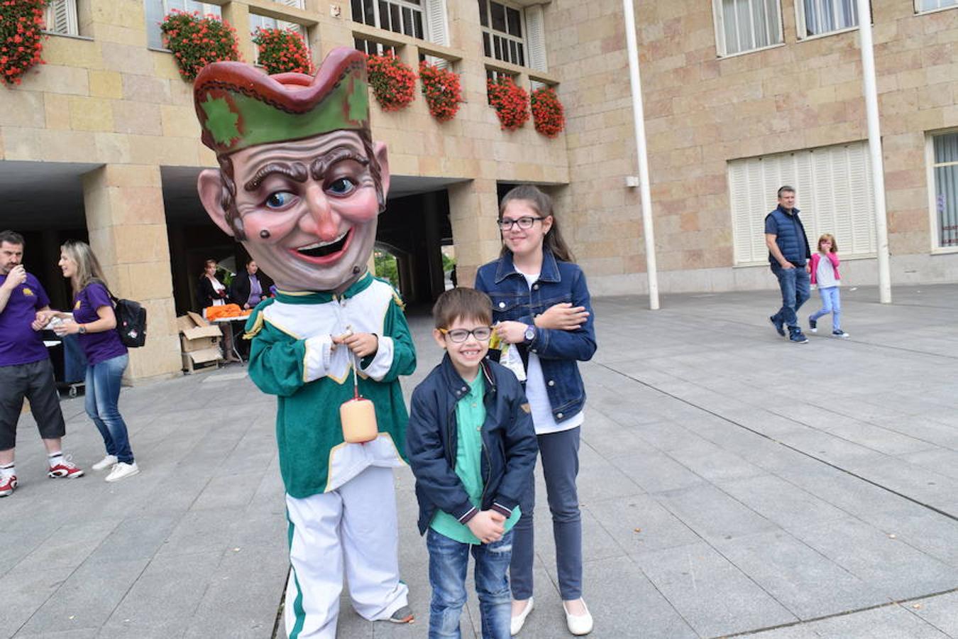 La convocatoria en el Ayuntamiento ha reunido a jóvenes y mayores para ver a los gigantes y cabezudos desfilar y bailar por las calles de Logroño. 