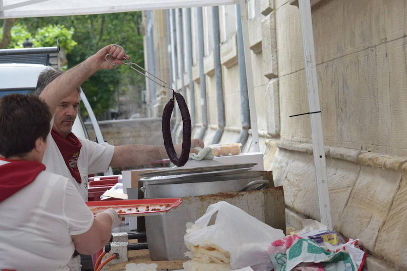 La Peña La Alegría se ha encargado del reparto del chorizo al vino y de una fiesta infantil. El acto ha tenido lugar en la Glorieta del Doctor Zubía.