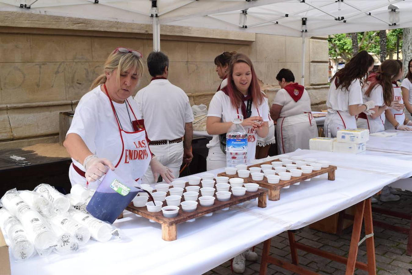 La Peña La Alegría se ha encargado del reparto del chorizo al vino y de una fiesta infantil. El acto ha tenido lugar en la Glorieta del Doctor Zubía.