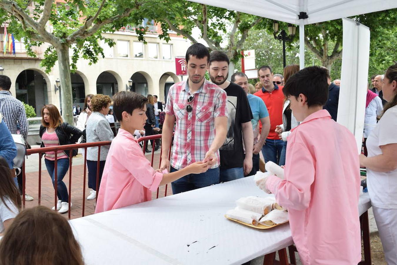 La Peña Aster ha sido la encargada de ofrecer esta mañana la degustación de calamares en el paseo del Espolón. 