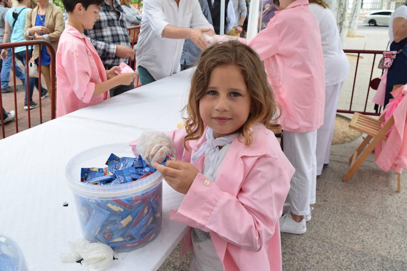 La Peña Aster ha sido la encargada de ofrecer esta mañana la degustación de calamares en el paseo del Espolón. 