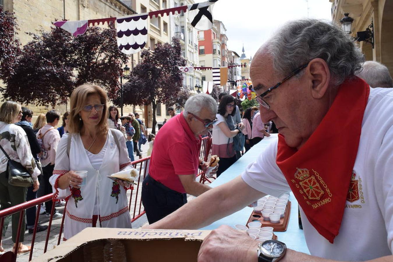 El Hogar Navarro ha sido el encargado de organizar el tradicional reparto del bocadillo de chistorra maridado con queso del roncal en Portales 23. El acto se ha enmarcado dentro de las actividades de las Casas Regionales. 