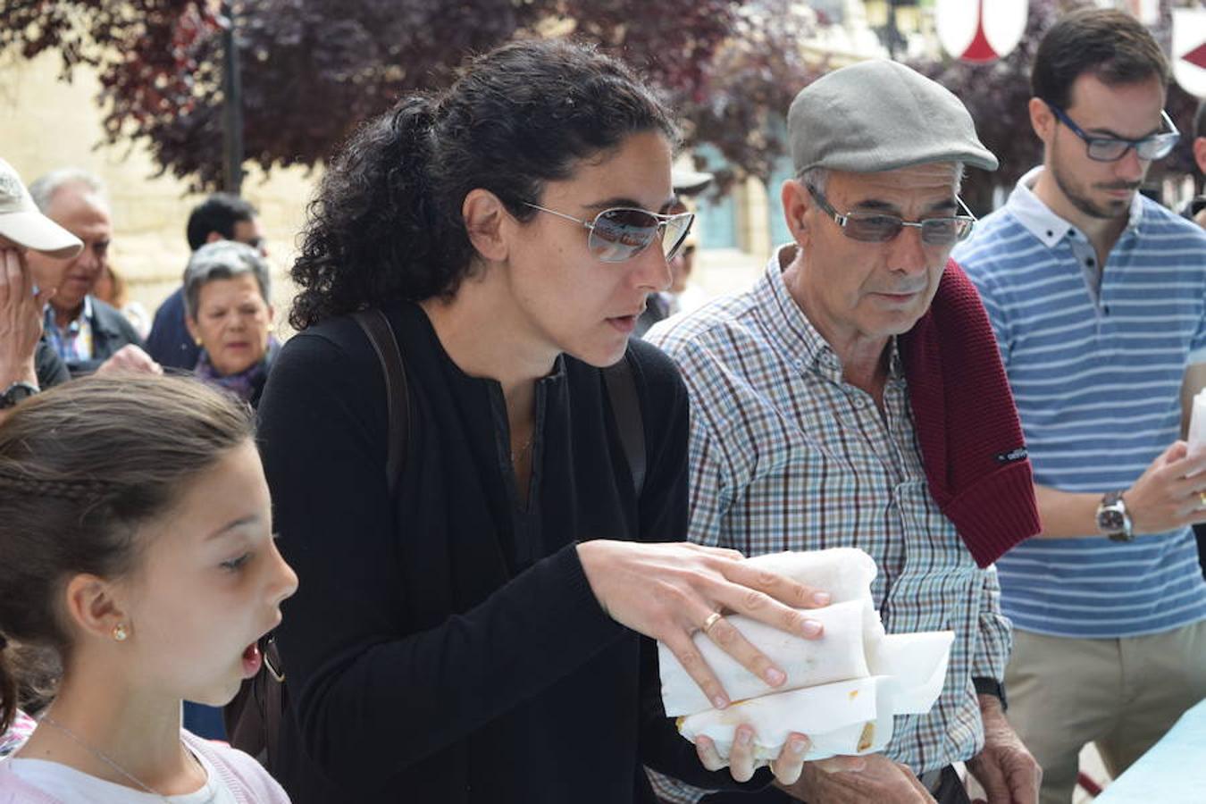 El Hogar Navarro ha sido el encargado de organizar el tradicional reparto del bocadillo de chistorra maridado con queso del roncal en Portales 23. El acto se ha enmarcado dentro de las actividades de las Casas Regionales. 