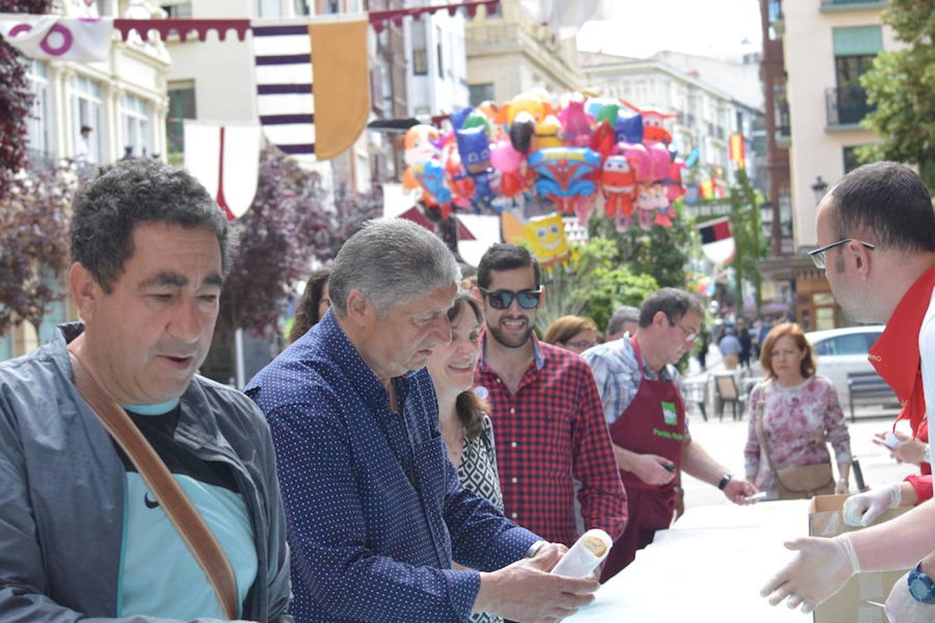 El Hogar Navarro ha sido el encargado de organizar el tradicional reparto del bocadillo de chistorra maridado con queso del roncal en Portales 23. El acto se ha enmarcado dentro de las actividades de las Casas Regionales. 