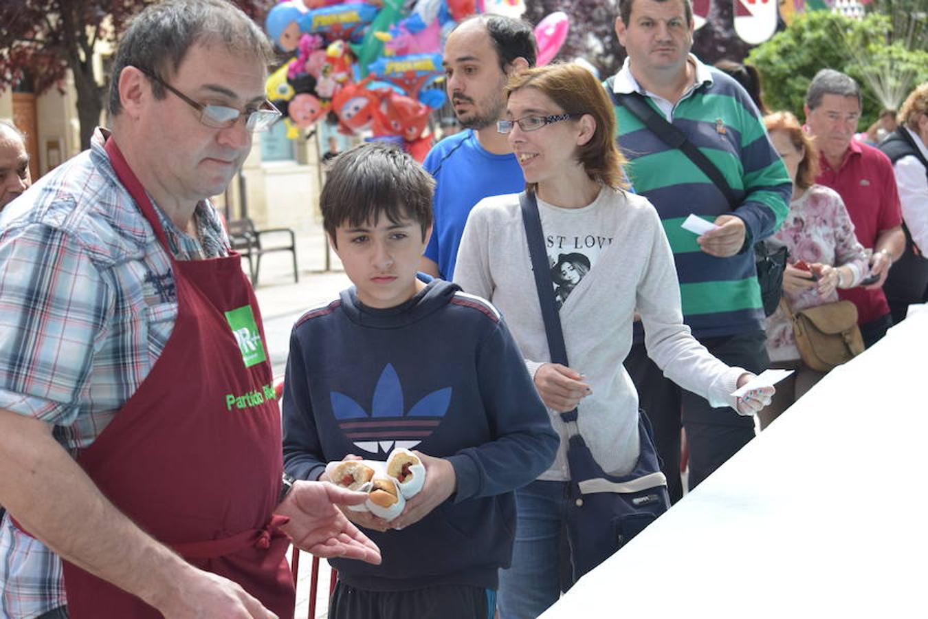 El Hogar Navarro ha sido el encargado de organizar el tradicional reparto del bocadillo de chistorra maridado con queso del roncal en Portales 23. El acto se ha enmarcado dentro de las actividades de las Casas Regionales. 