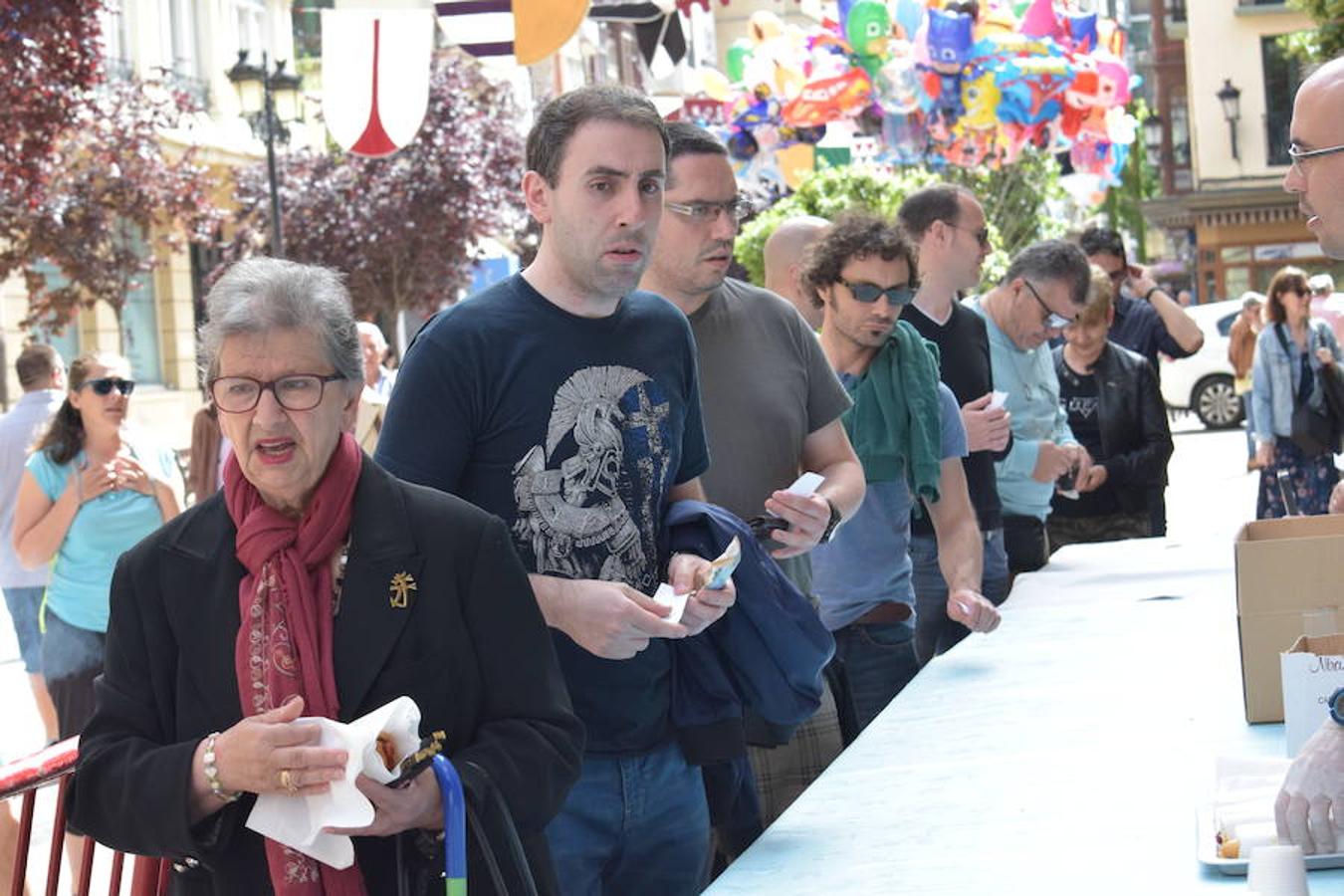 El Hogar Navarro ha sido el encargado de organizar el tradicional reparto del bocadillo de chistorra maridado con queso del roncal en Portales 23. El acto se ha enmarcado dentro de las actividades de las Casas Regionales. 