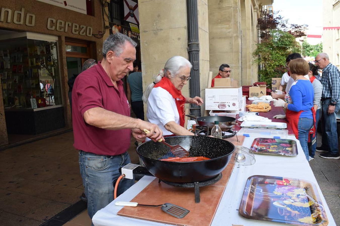 El Hogar Navarro ha sido el encargado de organizar el tradicional reparto del bocadillo de chistorra maridado con queso del roncal en Portales 23. El acto se ha enmarcado dentro de las actividades de las Casas Regionales. 