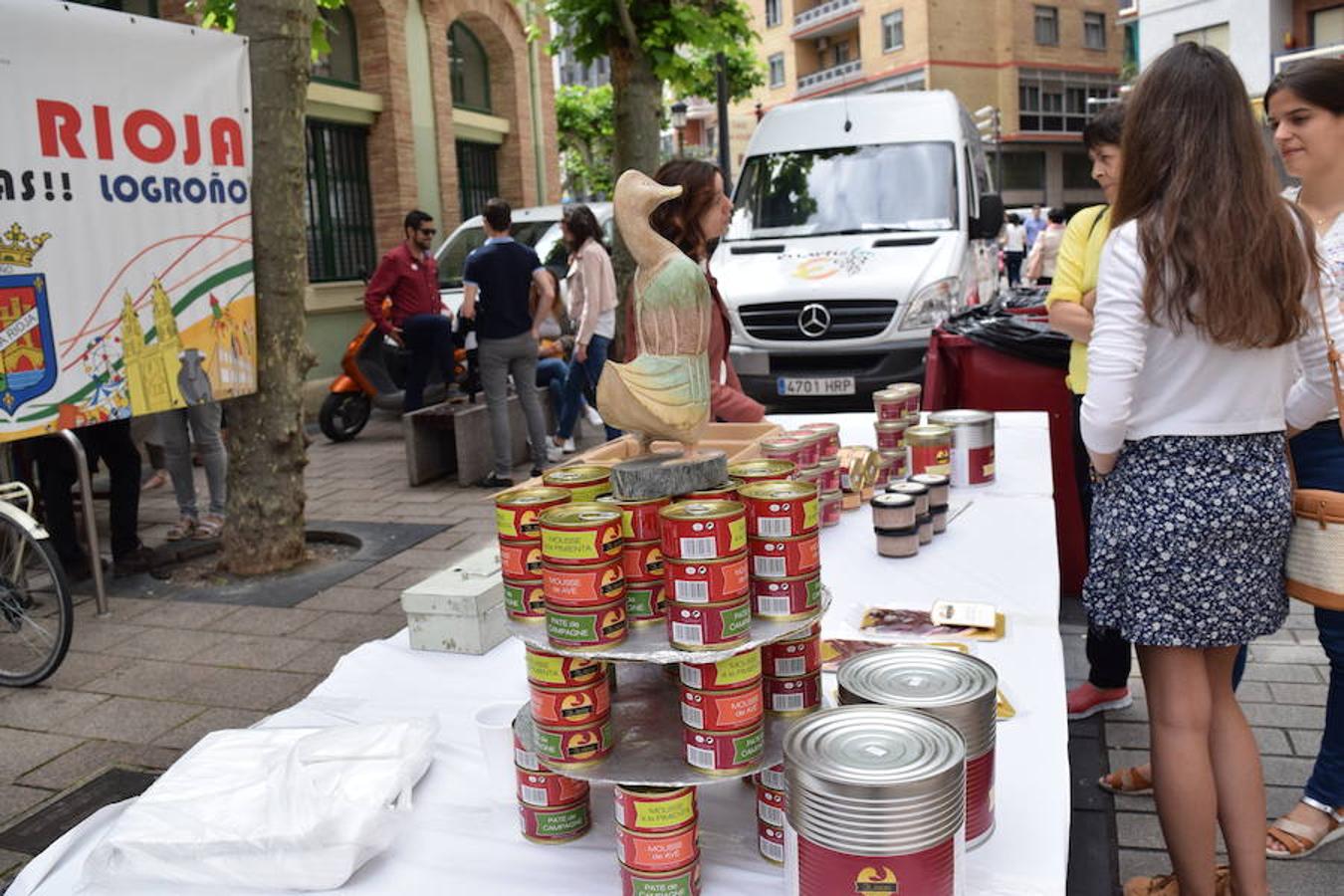 La Peña La Rioja ha organizado de buen amañana la degustación de tostas de paté con boletus en la Calle Once de Junio (junto a la Gota de Leche), en un acto coordinado con la Federación de Peñas de Logroño.