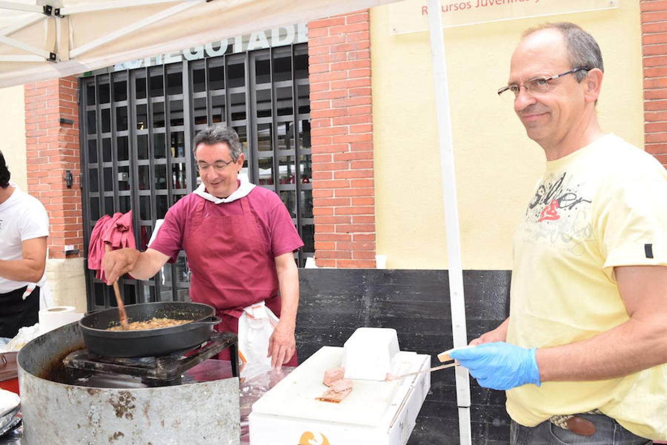 La Peña La Rioja ha organizado de buen amañana la degustación de tostas de paté con boletus en la Calle Once de Junio (junto a la Gota de Leche), en un acto coordinado con la Federación de Peñas de Logroño.