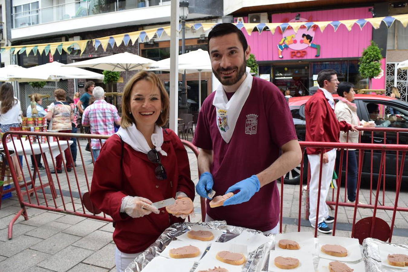 La Peña La Rioja ha organizado de buen amañana la degustación de tostas de paté con boletus en la Calle Once de Junio (junto a la Gota de Leche), en un acto coordinado con la Federación de Peñas de Logroño.