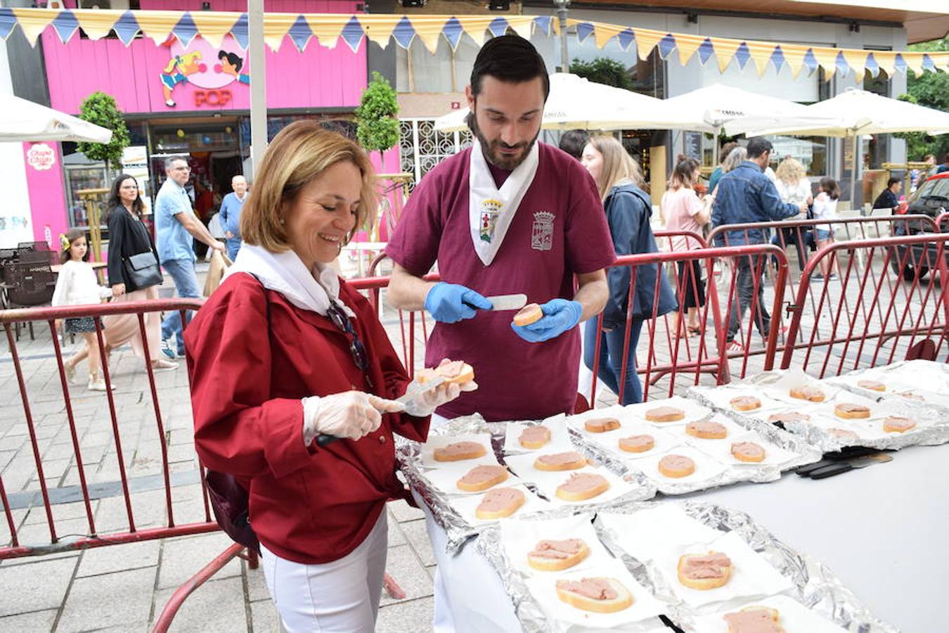 La Peña La Rioja ha organizado de buen amañana la degustación de tostas de paté con boletus en la Calle Once de Junio (junto a la Gota de Leche), en un acto coordinado con la Federación de Peñas de Logroño.