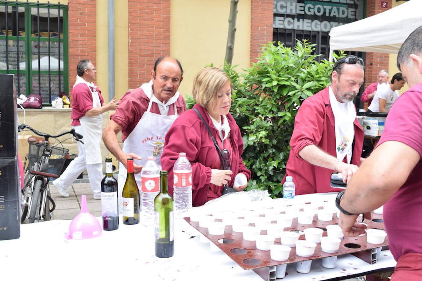 La Peña La Rioja ha organizado de buen amañana la degustación de tostas de paté con boletus en la Calle Once de Junio (junto a la Gota de Leche), en un acto coordinado con la Federación de Peñas de Logroño.