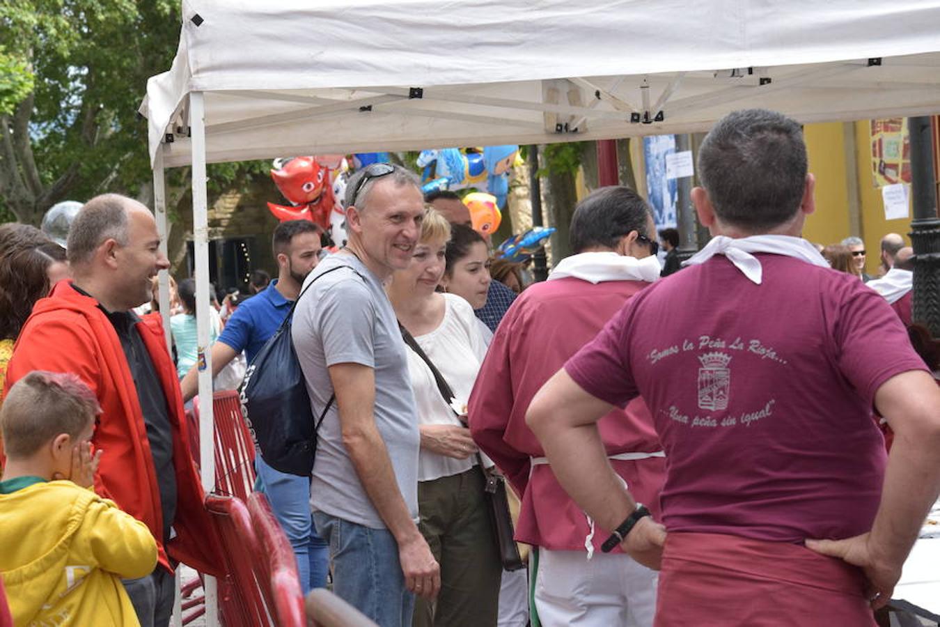 La Peña La Rioja ha organizado de buen amañana la degustación de tostas de paté con boletus en la Calle Once de Junio (junto a la Gota de Leche), en un acto coordinado con la Federación de Peñas de Logroño.