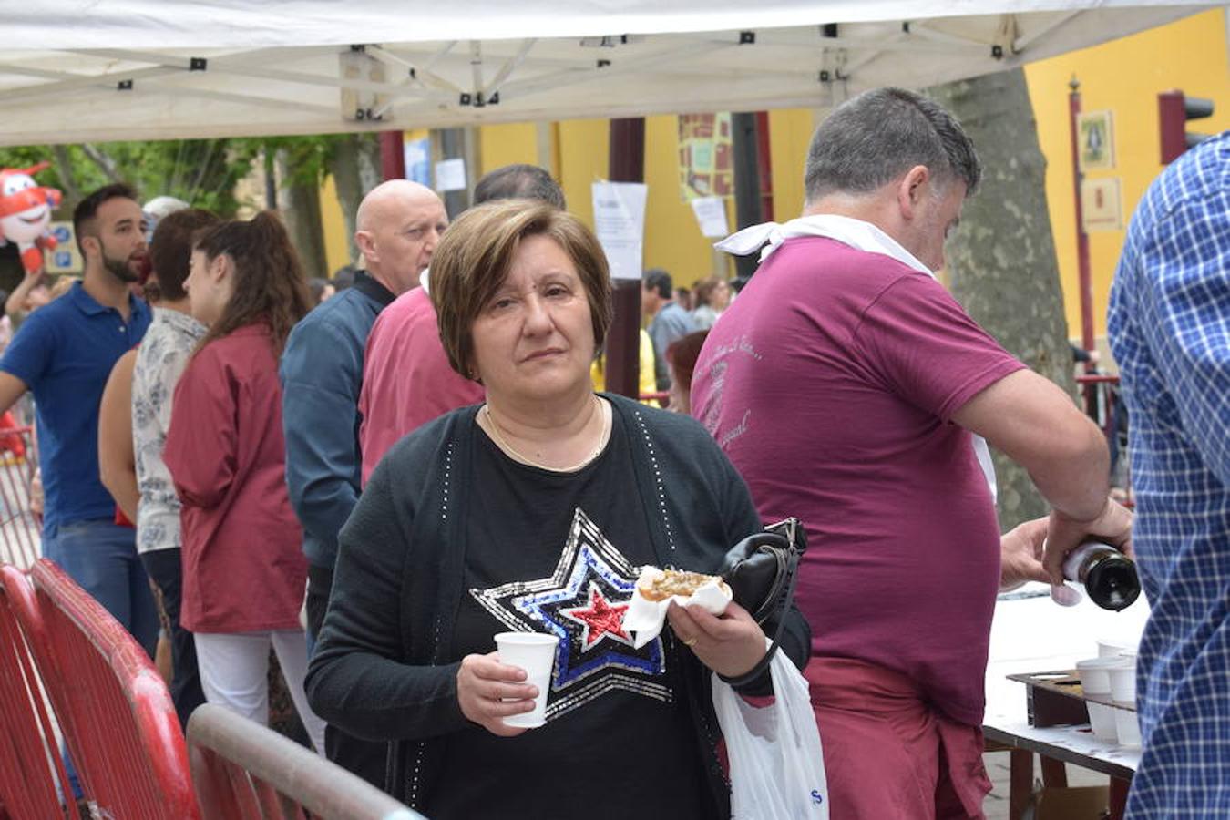 La Peña La Rioja ha organizado de buen amañana la degustación de tostas de paté con boletus en la Calle Once de Junio (junto a la Gota de Leche), en un acto coordinado con la Federación de Peñas de Logroño.