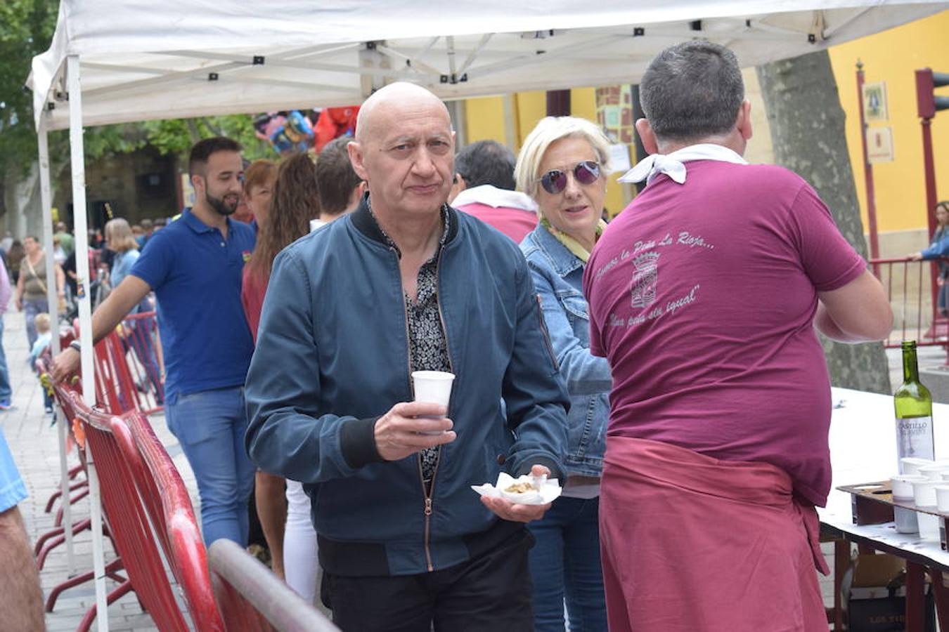 La Peña La Rioja ha organizado de buen amañana la degustación de tostas de paté con boletus en la Calle Once de Junio (junto a la Gota de Leche), en un acto coordinado con la Federación de Peñas de Logroño.