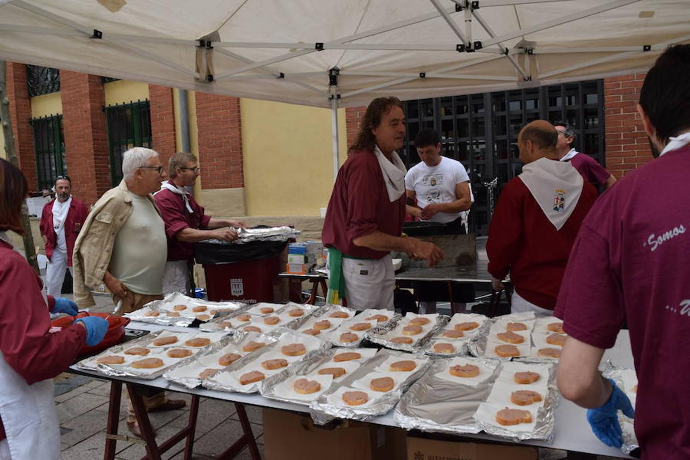 La Peña La Rioja ha organizado de buen amañana la degustación de tostas de paté con boletus en la Calle Once de Junio (junto a la Gota de Leche), en un acto coordinado con la Federación de Peñas de Logroño.