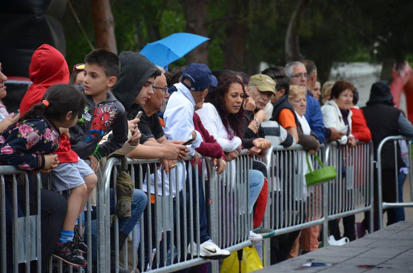 Tradición y folclore popular en Calahorra con motivo de la celebración del Día de La Rioja. La jornada matinal amenazó lluvia, pero no restó ilusión a los que decidieron participar en los actos.