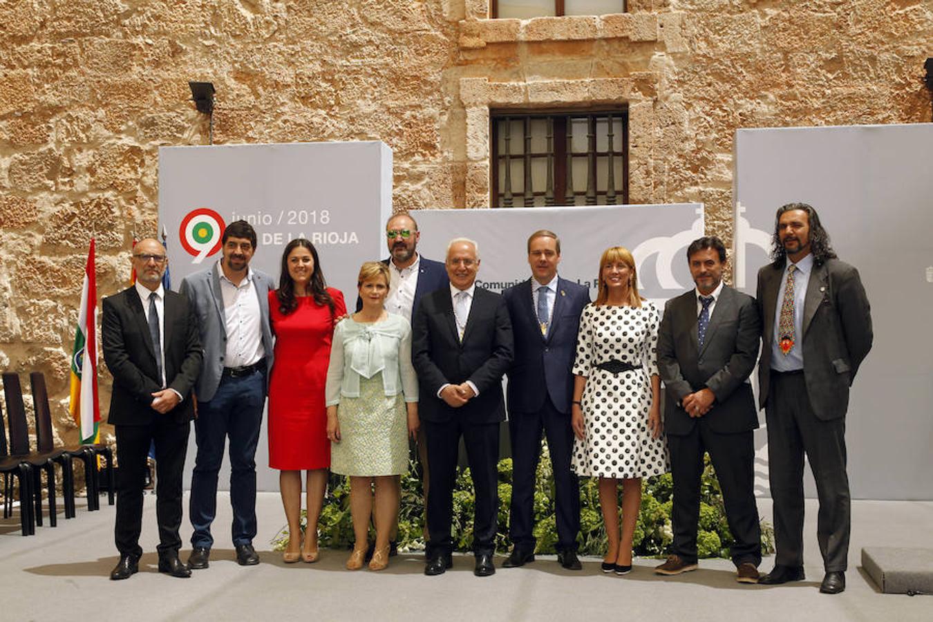 Acto de entrega de la Medalla de La Rioja a la Fundación Pioneros y a la Asociación de Amigos de las Crónicas Najerenses y distinciones para Pablo Sáinz Villegas como Riojano Ilustre y a Alberto Corazón como Riojano de Honor en el acto institucional del Día de La Rioja, que se ha celebrado en el Monasterio de Yusor, en un acto presentado por la periodista Graciela Martínez.