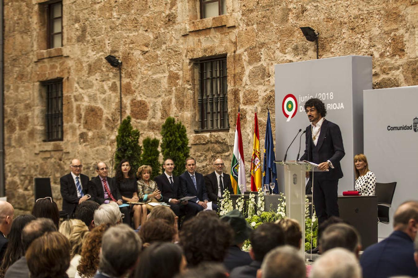 Acto de entrega de la Medalla de La Rioja a la Fundación Pioneros y a la Asociación de Amigos de las Crónicas Najerenses y distinciones para Pablo Sáinz Villegas como Riojano Ilustre y a Alberto Corazón como Riojano de Honor en el acto institucional del Día de La Rioja, que se ha celebrado en el Monasterio de Yusor, en un acto presentado por la periodista Graciela Martínez.