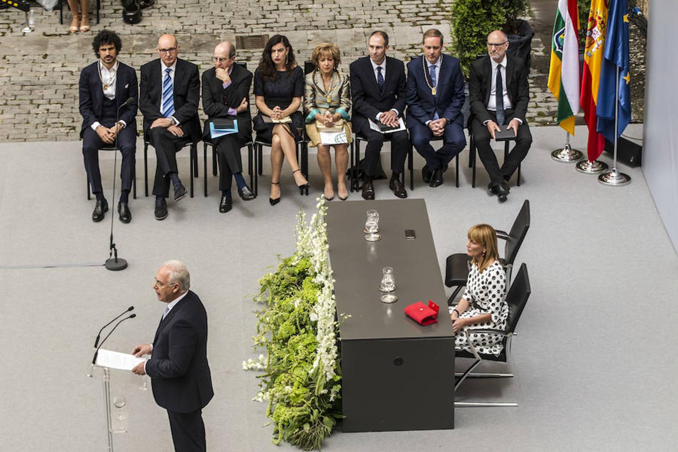 Acto de entrega de la Medalla de La Rioja a la Fundación Pioneros y a la Asociación de Amigos de las Crónicas Najerenses y distinciones para Pablo Sáinz Villegas como Riojano Ilustre y a Alberto Corazón como Riojano de Honor en el acto institucional del Día de La Rioja, que se ha celebrado en el Monasterio de Yusor, en un acto presentado por la periodista Graciela Martínez.