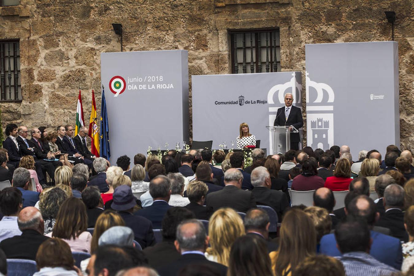 Acto de entrega de la Medalla de La Rioja a la Fundación Pioneros y a la Asociación de Amigos de las Crónicas Najerenses y distinciones para Pablo Sáinz Villegas como Riojano Ilustre y a Alberto Corazón como Riojano de Honor en el acto institucional del Día de La Rioja, que se ha celebrado en el Monasterio de Yusor, en un acto presentado por la periodista Graciela Martínez.