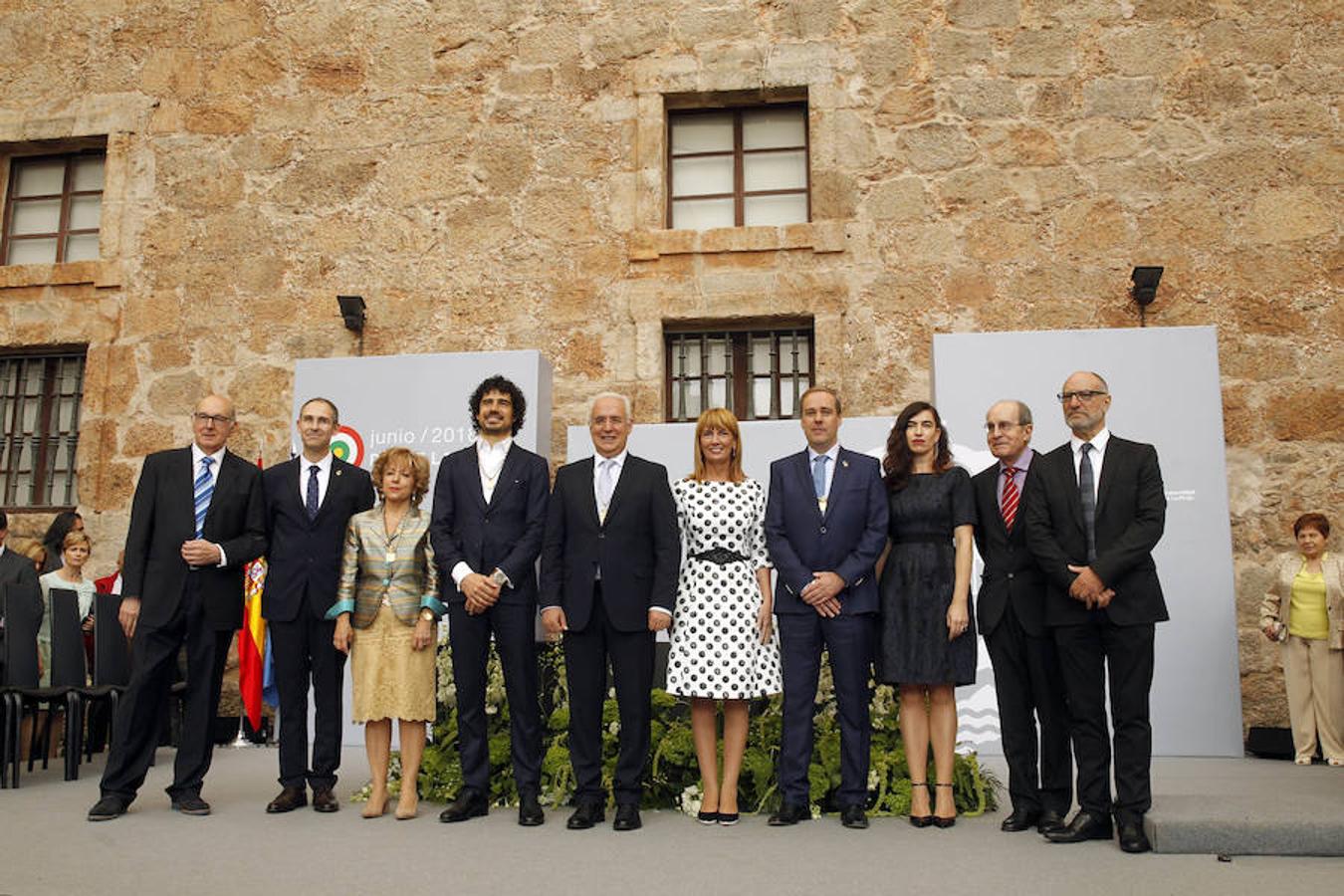 Acto de entrega de la Medalla de La Rioja a la Fundación Pioneros y a la Asociación de Amigos de las Crónicas Najerenses y distinciones para Pablo Sáinz Villegas como Riojano Ilustre y a Alberto Corazón como Riojano de Honor en el acto institucional del Día de La Rioja, que se ha celebrado en el Monasterio de Yusor, en un acto presentado por la periodista Graciela Martínez.