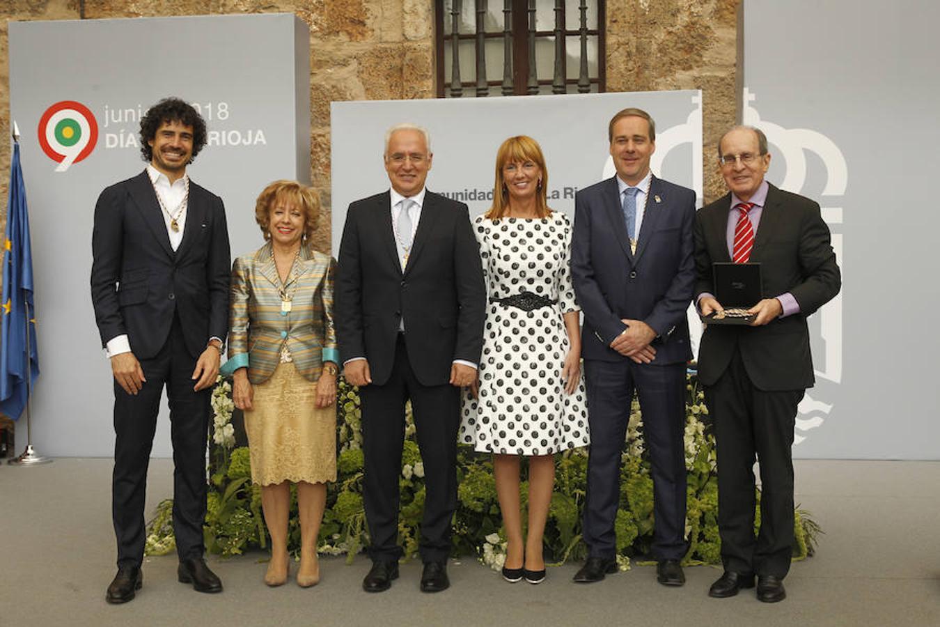 Acto de entrega de la Medalla de La Rioja a la Fundación Pioneros y a la Asociación de Amigos de las Crónicas Najerenses y distinciones para Pablo Sáinz Villegas como Riojano Ilustre y a Alberto Corazón como Riojano de Honor en el acto institucional del Día de La Rioja, que se ha celebrado en el Monasterio de Yusor, en un acto presentado por la periodista Graciela Martínez.