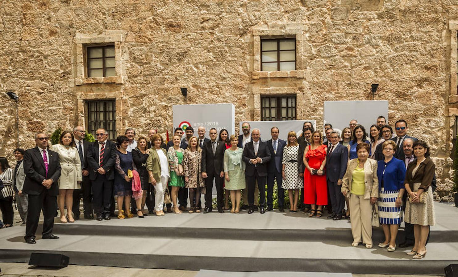 Acto de entrega de la Medalla de La Rioja a la Fundación Pioneros y a la Asociación de Amigos de las Crónicas Najerenses y distinciones para Pablo Sáinz Villegas como Riojano Ilustre y a Alberto Corazón como Riojano de Honor en el acto institucional del Día de La Rioja, que se ha celebrado en el Monasterio de Yusor, en un acto presentado por la periodista Graciela Martínez.