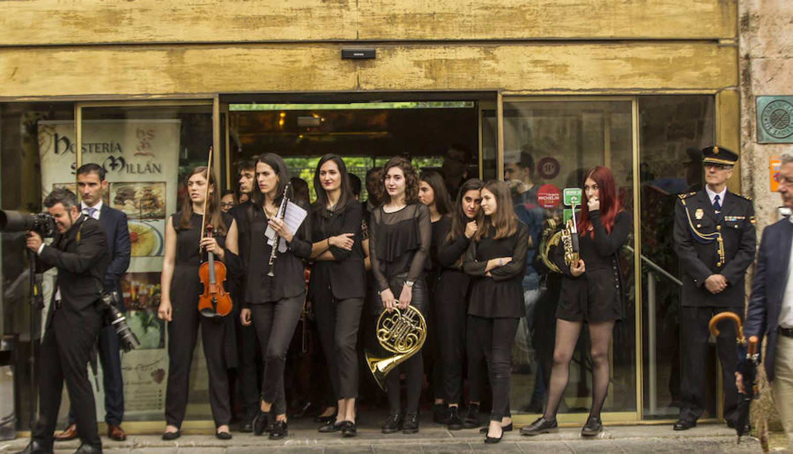 Algunos gestos y algunas anécdotas surgidas en torno a la celebración del Día de La Rioja que se ha celebrado en San Millán de la Cogolla donde la lluvia también ha querido ser protagonista.