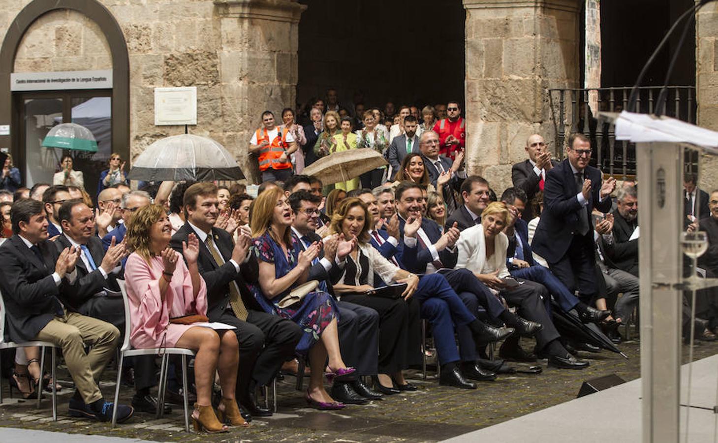 Algunos gestos y algunas anécdotas surgidas en torno a la celebración del Día de La Rioja que se ha celebrado en San Millán de la Cogolla donde la lluvia también ha querido ser protagonista.