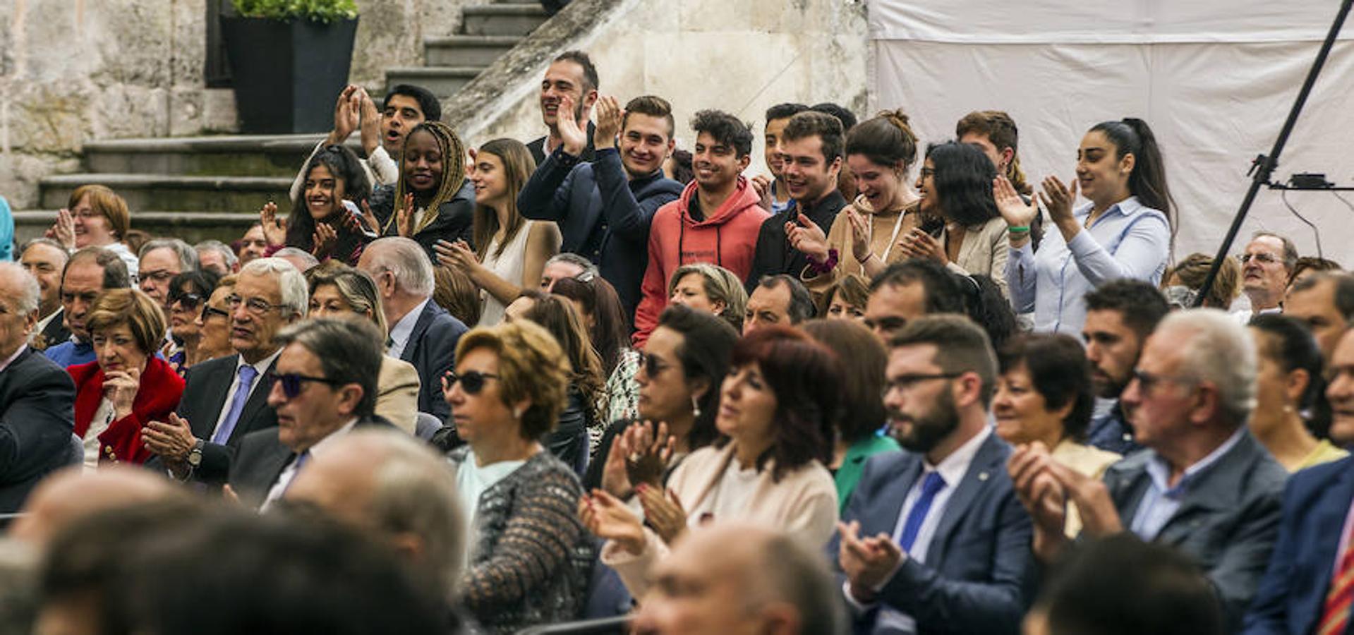 Algunos gestos y algunas anécdotas surgidas en torno a la celebración del Día de La Rioja que se ha celebrado en San Millán de la Cogolla donde la lluvia también ha querido ser protagonista.