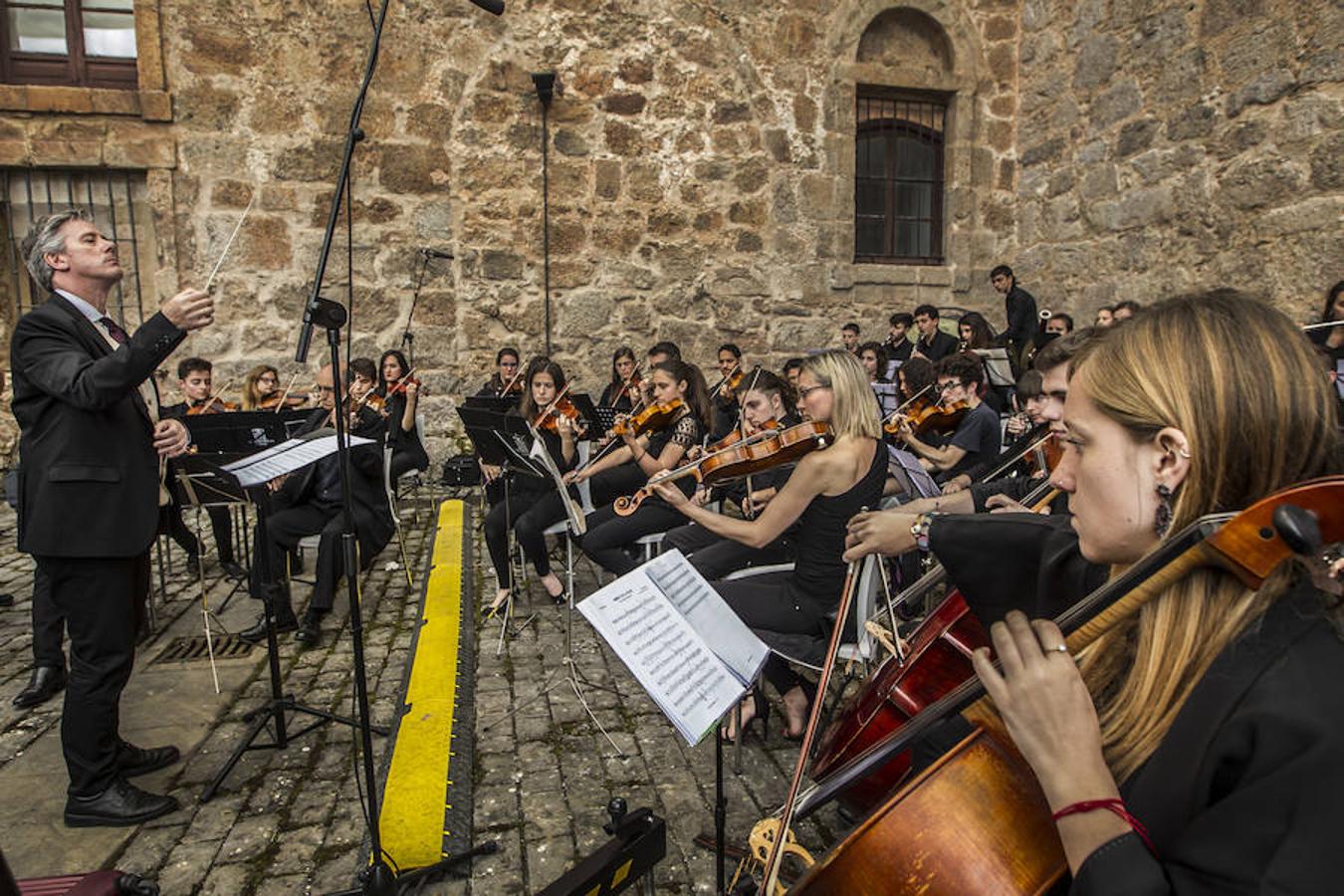 Algunos gestos y algunas anécdotas surgidas en torno a la celebración del Día de La Rioja que se ha celebrado en San Millán de la Cogolla donde la lluvia también ha querido ser protagonista.