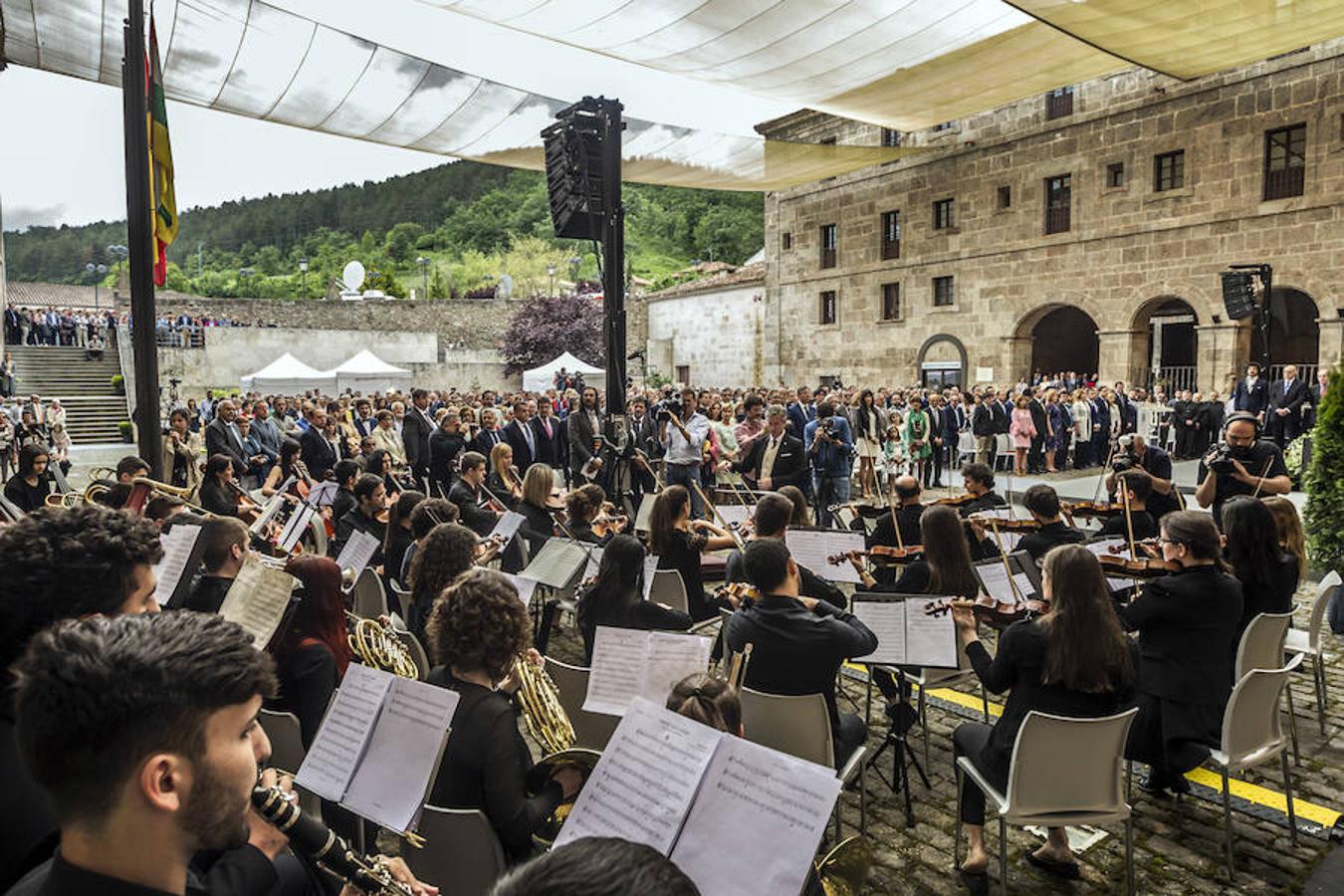 Algunos gestos y algunas anécdotas surgidas en torno a la celebración del Día de La Rioja que se ha celebrado en San Millán de la Cogolla donde la lluvia también ha querido ser protagonista.