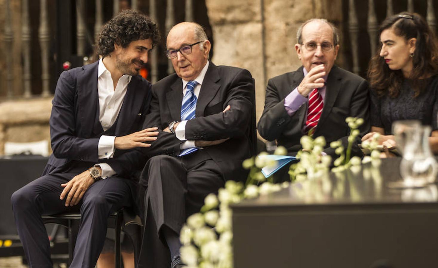 Algunos gestos y algunas anécdotas surgidas en torno a la celebración del Día de La Rioja que se ha celebrado en San Millán de la Cogolla donde la lluvia también ha querido ser protagonista.