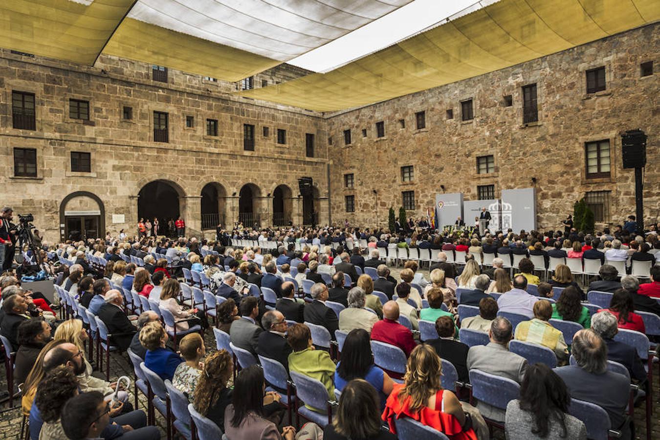 Selección de imágenes del público asistente esta mañana a los actos del Día de La Rioja que han tenido lugar en San Millán.