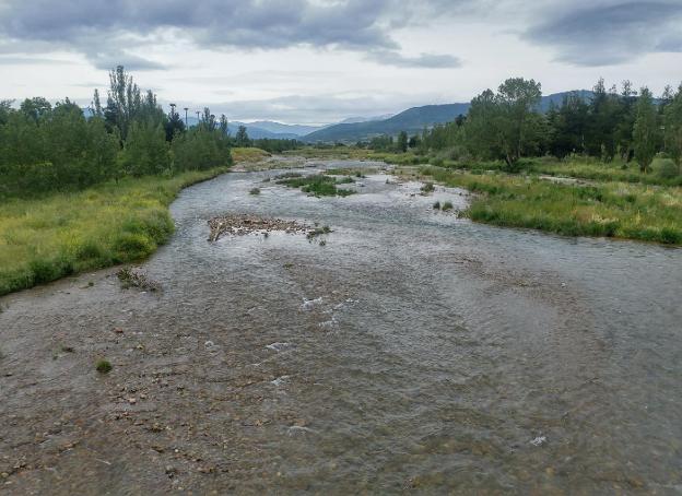 El río Oja lleno de agua, cuando lo normal es que ya no la tenga, o poca. :: albo