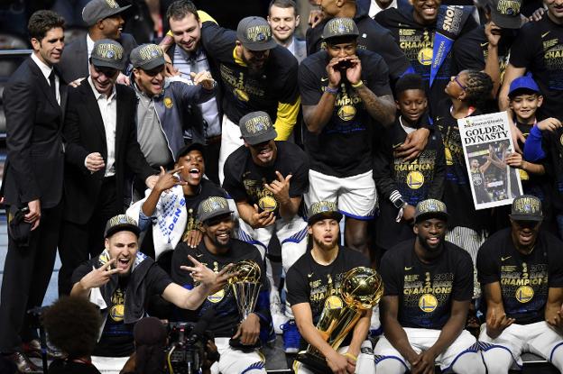 Los Warriors posan con su trofeo de campeones de Liga y de mejor jugador de la final (Durant). :: efe