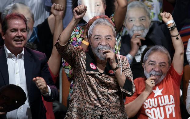 Dilma Roussef en el acto de apoyo a Lula. :: douglas magno / afp