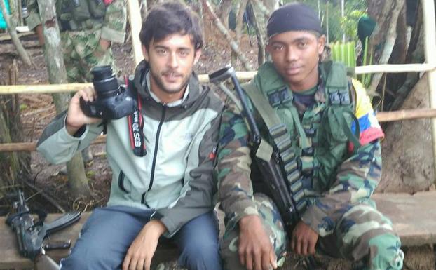 Aitor Sáez (i), junto a un guerrillero. 